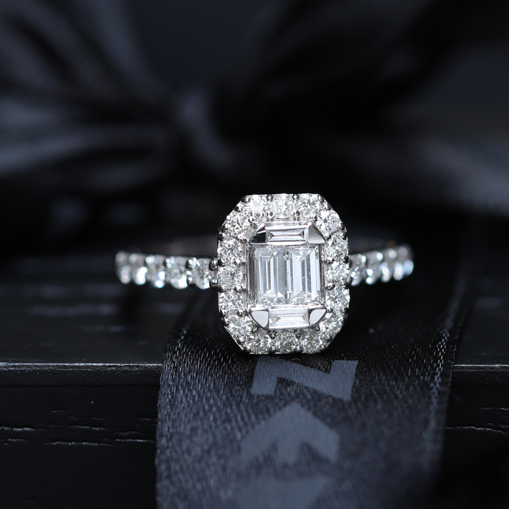 0,90 Carat Baguette Diamond Ring